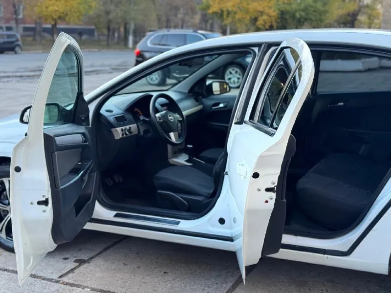 Собственник продам opel астра 2008 год двигатель 16 в отличном состоянии коробка ходовая все отлично пробег 175 тыс без дтп комплектация кондиционер передние стеклоподъёмники и тд все вопросы по телефону цена 575 торг тел +79591430405 +79592401246 осмотр алчевск 📞 звоните: +7(959)1430405 - фотография - 7