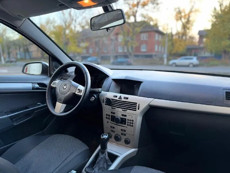 Собственник продам opel астра 2008 год двигатель 16 в отличном состоянии коробка ходовая все отлично пробег 175 тыс без дтп комплектация кондиционер передние стеклоподъёмники и тд все вопросы по телефону цена 575 торг тел +79591430405 +79592401246 осмотр алчевск 📞 звоните: +7(959)1430405 - фотография - 9