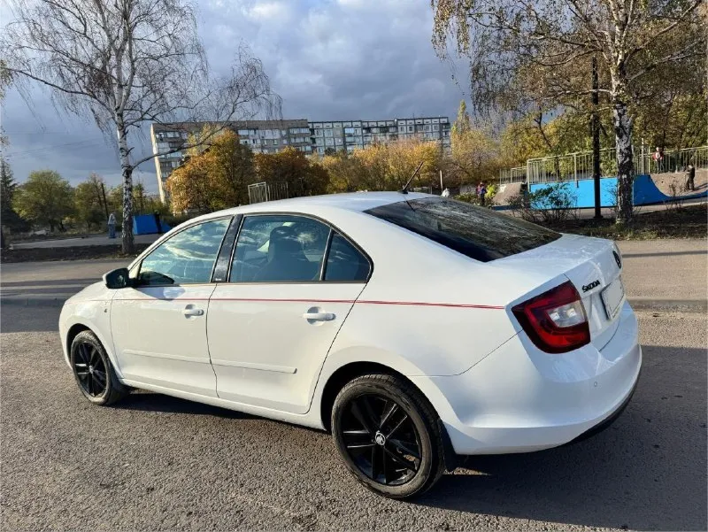 Продам skoda rapid( skoda рапид) в заводском окрасе,1хозяин, 2015 года, 1,6 двигатель, редкая комплектация hockey edition. надежный атмосферный мотор, родной пробег 174 тыс км. коробка передач-aisin, переключает плавно, без рывков. южный ухоженный автомобиль, обслуживался на клубном сервисе в ростове. по комплектации: кондиционер, монитор, стеклоподъемники, подогрев передних сидений, 2 ключа, 2 комплекта резины на дисках. территориально алчевск. цена 1 190 000 р. тел: +79591376624 📞 звоните: +7(959)1376624 - фотография - 2