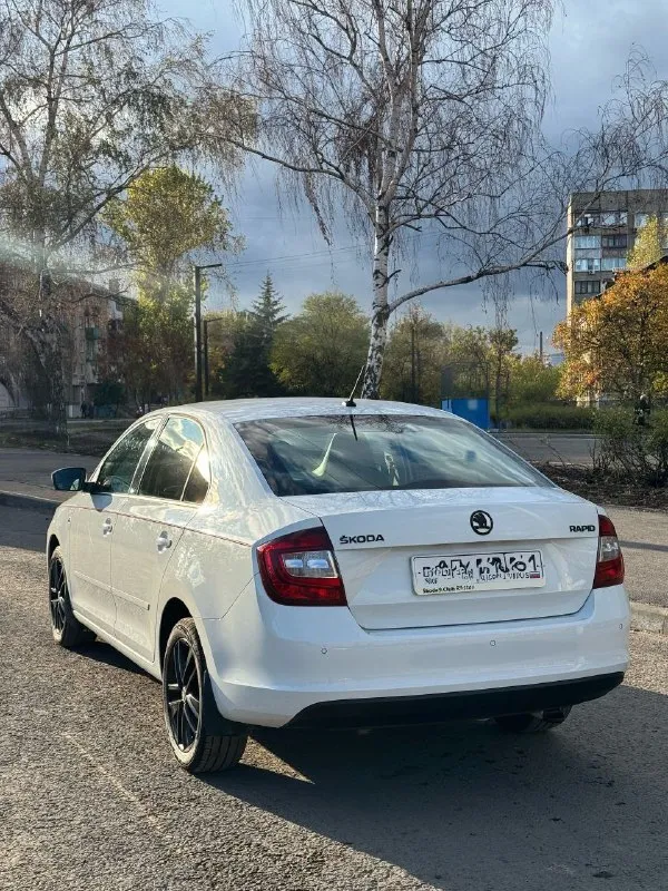 Продам skoda rapid( skoda рапид) в заводском окрасе,1хозяин, 2015 года, 1,6 двигатель, редкая комплектация hockey edition. надежный атмосферный мотор, родной пробег 174 тыс км. коробка передач-aisin, переключает плавно, без рывков. южный ухоженный автомобиль, обслуживался на клубном сервисе в ростове. по комплектации: кондиционер, монитор, стеклоподъемники, подогрев передних сидений, 2 ключа, 2 комплекта резины на дисках. территориально алчевск. цена 1 190 000 р. тел: +79591376624 📞 звоните: +7(959)1376624 - фотография - 3