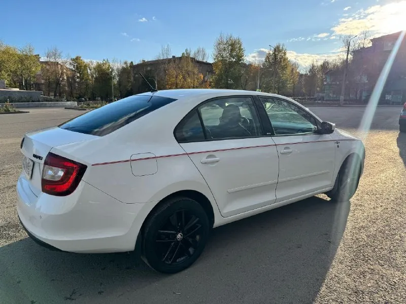 Продам skoda rapid( skoda рапид) в заводском окрасе,1хозяин, 2015 года, 1,6 двигатель, редкая комплектация hockey edition. надежный атмосферный мотор, родной пробег 174 тыс км. коробка передач-aisin, переключает плавно, без рывков. южный ухоженный автомобиль, обслуживался на клубном сервисе в ростове. по комплектации: кондиционер, монитор, стеклоподъемники, подогрев передних сидений, 2 ключа, 2 комплекта резины на дисках. территориально алчевск. цена 1 190 000 р. тел: +79591376624 📞 звоните: +7(959)1376624 - фотография - 4