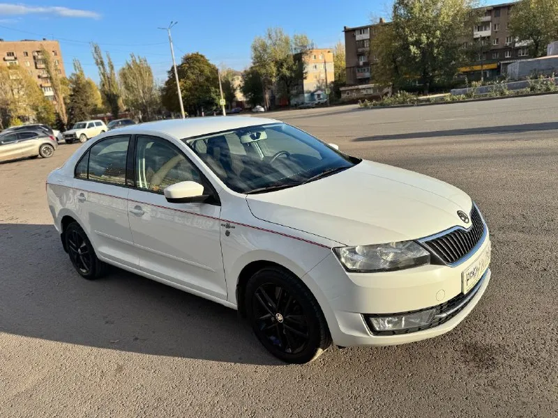 Продам skoda rapid( skoda рапид) в заводском окрасе,1хозяин, 2015 года, 1,6 двигатель, редкая комплектация hockey edition. надежный атмосферный мотор, родной пробег 174 тыс км. коробка передач-aisin, переключает плавно, без рывков. южный ухоженный автомобиль, обслуживался на клубном сервисе в ростове. по комплектации: кондиционер, монитор, стеклоподъемники, подогрев передних сидений, 2 ключа, 2 комплекта резины на дисках. территориально алчевск. цена 1 190 000 р. тел: +79591376624 📞 звоните: +7(959)1376624 - фотография - 5