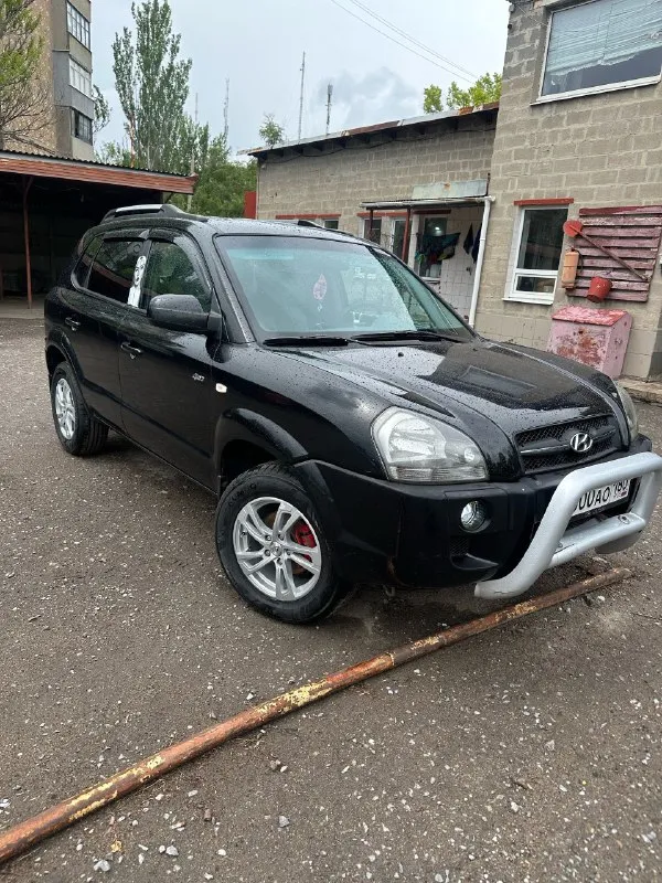 Продам hyundai tucson, кузов не гнилой, но есть момент на фото видно, нужно выровнять дверь и арку и покрасить, мотор 2 литра работает отлично, пробег 232.500,полный привод, механика, салон после химчистки, два комплекта резины зима лето на дисках,650.000₽, макеевка, +79493494047 📞 звоните: +7(949)3494047 - фотография - 1