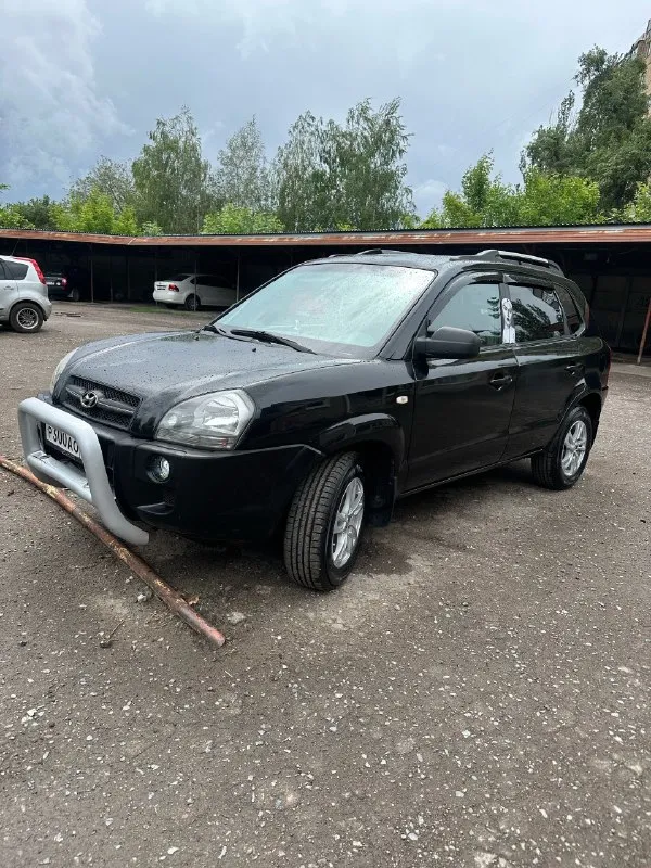 Продам hyundai tucson, кузов не гнилой, но есть момент на фото видно, нужно выровнять дверь и арку и покрасить, мотор 2 литра работает отлично, пробег 232.500,полный привод, механика, салон после химчистки, два комплекта резины зима лето на дисках,650.000₽, макеевка, +79493494047 📞 звоните: +7(949)3494047 - фотография - 2