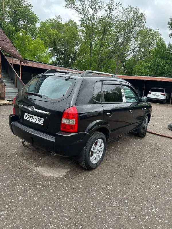 Продам hyundai tucson, кузов не гнилой, но есть момент на фото видно, нужно выровнять дверь и арку и покрасить, мотор 2 литра работает отлично, пробег 232.500,полный привод, механика, салон после химчистки, два комплекта резины зима лето на дисках,650.000₽, макеевка, +79493494047 📞 звоните: +7(949)3494047 - фотография - 3