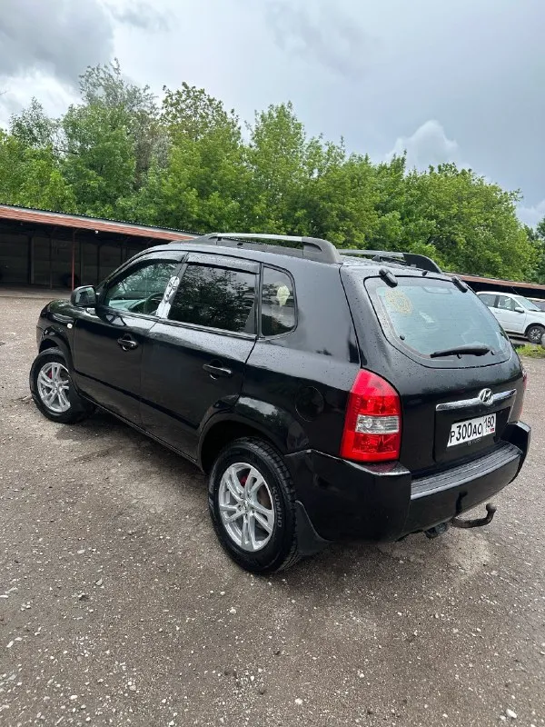 Продам hyundai tucson, кузов не гнилой, но есть момент на фото видно, нужно выровнять дверь и арку и покрасить, мотор 2 литра работает отлично, пробег 232.500,полный привод, механика, салон после химчистки, два комплекта резины зима лето на дисках,650.000₽, макеевка, +79493494047 📞 звоните: +7(949)3494047 - фотография - 4