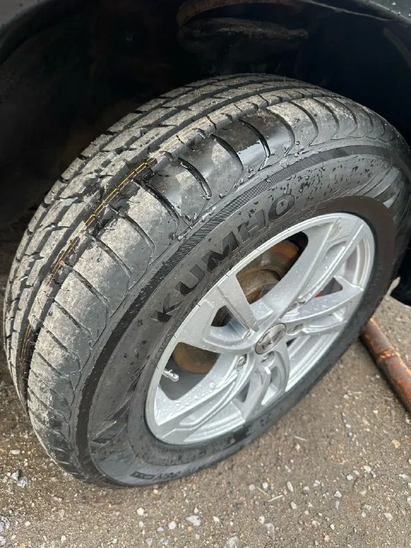 Продам hyundai tucson, кузов не гнилой, но есть момент на фото видно, нужно выровнять дверь и арку и покрасить, мотор 2 литра работает отлично, пробег 232.500,полный привод, механика, салон после химчистки, два комплекта резины зима лето на дисках,650.000₽, макеевка, +79493494047 📞 звоните: +7(949)3494047 - фотография - 5