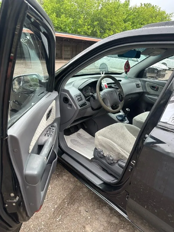 Продам hyundai tucson, кузов не гнилой, но есть момент на фото видно, нужно выровнять дверь и арку и покрасить, мотор 2 литра работает отлично, пробег 232.500,полный привод, механика, салон после химчистки, два комплекта резины зима лето на дисках,650.000₽, макеевка, +79493494047 📞 звоните: +7(949)3494047 - фотография - 6