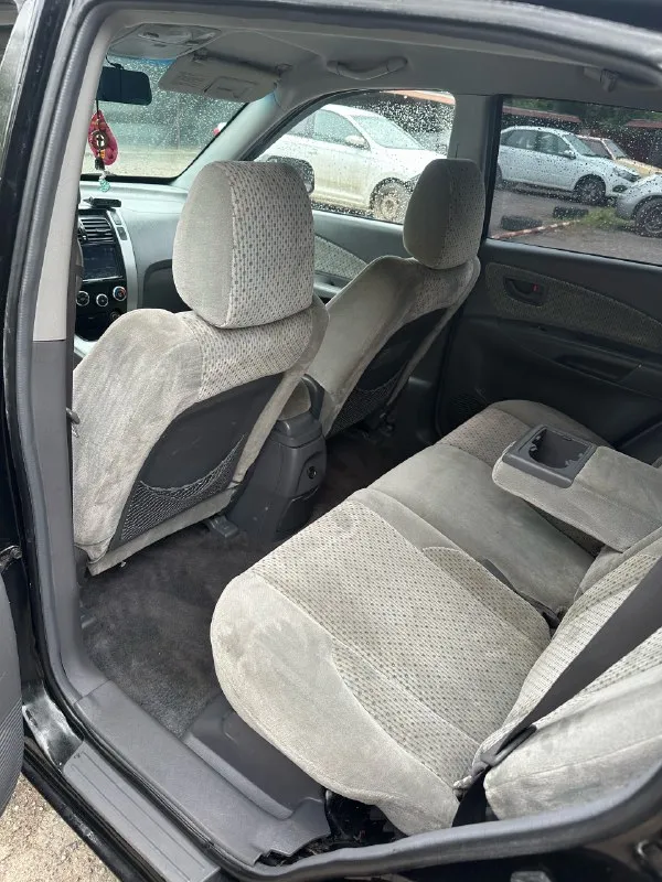 Продам hyundai tucson, кузов не гнилой, но есть момент на фото видно, нужно выровнять дверь и арку и покрасить, мотор 2 литра работает отлично, пробег 232.500,полный привод, механика, салон после химчистки, два комплекта резины зима лето на дисках,650.000₽, макеевка, +79493494047 📞 звоните: +7(949)3494047 - фотография - 7