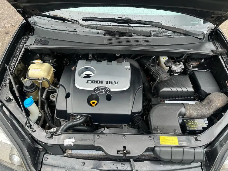 Продам hyundai tucson, кузов не гнилой, но есть момент на фото видно, нужно выровнять дверь и арку и покрасить, мотор 2 литра работает отлично, пробег 232.500,полный привод, механика, салон после химчистки, два комплекта резины зима лето на дисках,650.000₽, макеевка, +79493494047 📞 звоните: +7(949)3494047 - фотография - 8