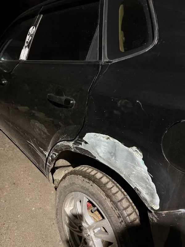 Продам hyundai tucson, кузов не гнилой, но есть момент на фото видно, нужно выровнять дверь и арку и покрасить, мотор 2 литра работает отлично, пробег 232.500,полный привод, механика, салон после химчистки, два комплекта резины зима лето на дисках,650.000₽, макеевка, +79493494047 📞 звоните: +7(949)3494047 - фотография - 9