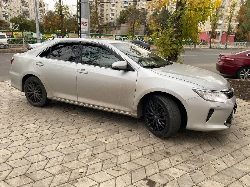 Продам toyota camry 50, 2013 год, ат 2.5 л. 181л. с. пробег 256.000 км. чистый европеец, делал хорошую шумоизоляцию, новые тормозные диски, датчик дождя, музыка играет четко, новые задние стойки, стоит хорошая led - оптика, 3 ключа, двигатель работает отлично, ходовая обслужена, диски r19, резина стоит continental, есть комплект зимней резины, на дисках r16, в машине никогда не курили, машина находиться в мариуполе, продажа из за покупки нового автомобиля, обмен не интересует, цена 1🍋500 р. , торг реальному покупателю у капота, все вопросы по телефону +79497048102 - фотография - 2