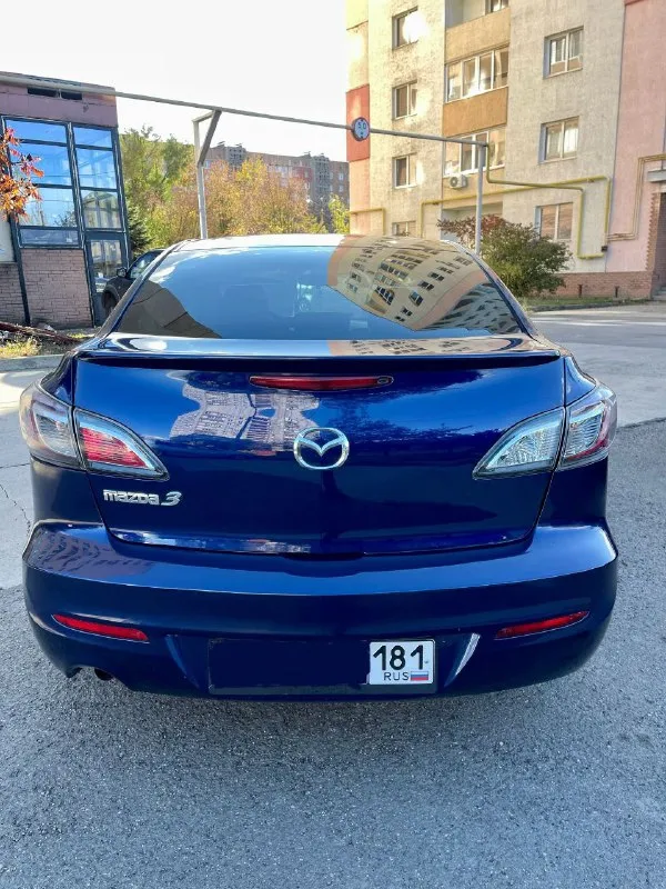 Mazda 3 bl рестайлинг 1.6 at (aisin) продаю свою mazda 3 bl (рестайлинг) с надёжным атмосферным мотором 1.6 и классическим автоматом aisin — без всяких вариаторов и роботов, всё просто, надёжно и проверено временем. ✅ основное: • пробег: 188 000 км родной • цвет: синий, красивый и редкий • кузов ровный, без серьёзных дтп • автомат работает мягко, без пинков и задержек • двигатель шепчет, масло не ест • кондиционер заправлен — дует как надо • подогревы передних сидений • все 4 электростеклоподъёмника • электроскладывание зеркал • мультируль • регулировка руля по высоте и вылету • оригинальные легкосплавные диски • отличная резина • хороший свет — линзованная оптика, светит чётко и ярко салон чистый, аккуратный, ничего не гремит, не скрипит. подвеска крепкая, управляется чётко — настоящая японская школа. 🧾 документы в полном порядке, ограничений и залогов нет. авто полностью готов к эксплуатации — садись и езжай. цена 875₽ донецк +79498303656 - фотография - 3