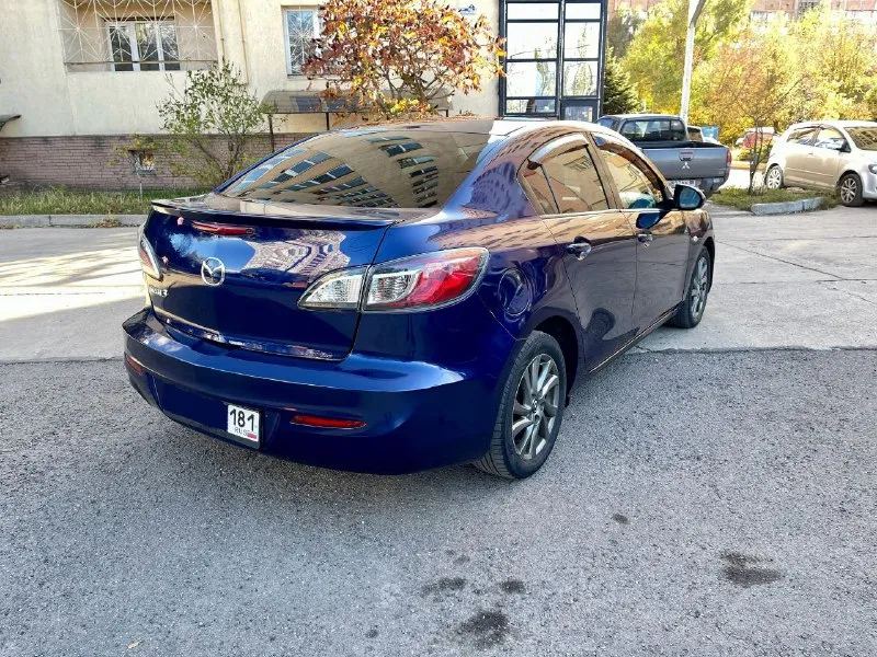 Mazda 3 bl рестайлинг 1.6 at (aisin) продаю свою mazda 3 bl (рестайлинг) с надёжным атмосферным мотором 1.6 и классическим автоматом aisin — без всяких вариаторов и роботов, всё просто, надёжно и проверено временем. ✅ основное: • пробег: 188 000 км родной • цвет: синий, красивый и редкий • кузов ровный, без серьёзных дтп • автомат работает мягко, без пинков и задержек • двигатель шепчет, масло не ест • кондиционер заправлен — дует как надо • подогревы передних сидений • все 4 электростеклоподъёмника • электроскладывание зеркал • мультируль • регулировка руля по высоте и вылету • оригинальные легкосплавные диски • отличная резина • хороший свет — линзованная оптика, светит чётко и ярко салон чистый, аккуратный, ничего не гремит, не скрипит. подвеска крепкая, управляется чётко — настоящая японская школа. 🧾 документы в полном порядке, ограничений и залогов нет. авто полностью готов к эксплуатации — садись и езжай. цена 875₽ донецк +79498303656 - фотография - 5