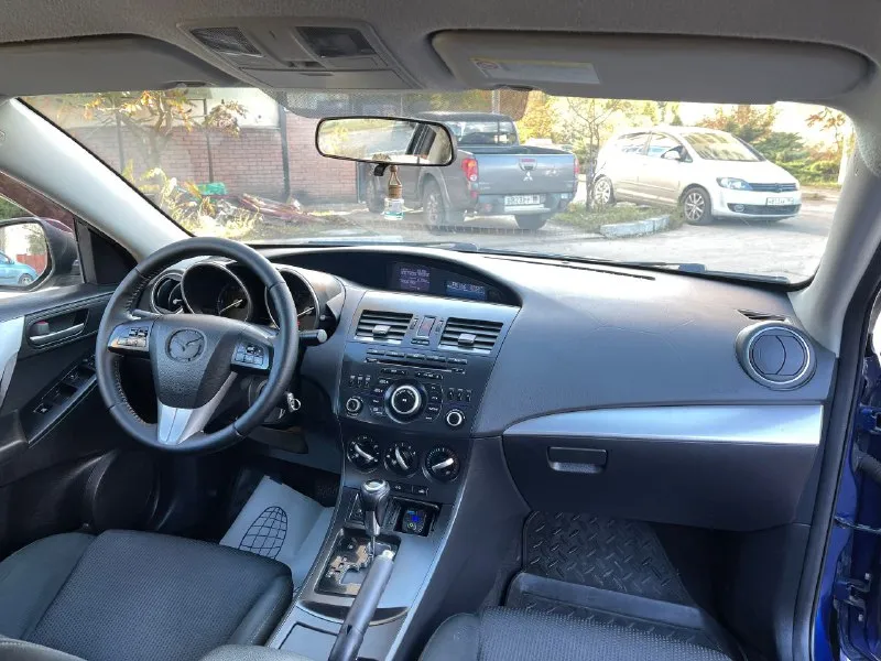 Mazda 3 bl рестайлинг 1.6 at (aisin) продаю свою mazda 3 bl (рестайлинг) с надёжным атмосферным мотором 1.6 и классическим автоматом aisin — без всяких вариаторов и роботов, всё просто, надёжно и проверено временем. ✅ основное: • пробег: 188 000 км родной • цвет: синий, красивый и редкий • кузов ровный, без серьёзных дтп • автомат работает мягко, без пинков и задержек • двигатель шепчет, масло не ест • кондиционер заправлен — дует как надо • подогревы передних сидений • все 4 электростеклоподъёмника • электроскладывание зеркал • мультируль • регулировка руля по высоте и вылету • оригинальные легкосплавные диски • отличная резина • хороший свет — линзованная оптика, светит чётко и ярко салон чистый, аккуратный, ничего не гремит, не скрипит. подвеска крепкая, управляется чётко — настоящая японская школа. 🧾 документы в полном порядке, ограничений и залогов нет. авто полностью готов к эксплуатации — садись и езжай. цена 875₽ донецк +79498303656 - фотография - 6