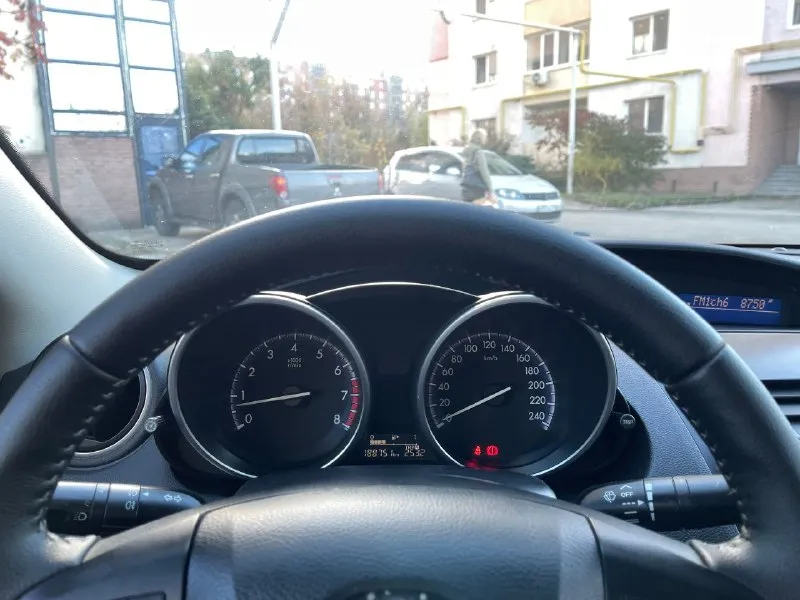 Mazda 3 bl рестайлинг 1.6 at (aisin) продаю свою mazda 3 bl (рестайлинг) с надёжным атмосферным мотором 1.6 и классическим автоматом aisin — без всяких вариаторов и роботов, всё просто, надёжно и проверено временем. ✅ основное: • пробег: 188 000 км родной • цвет: синий, красивый и редкий • кузов ровный, без серьёзных дтп • автомат работает мягко, без пинков и задержек • двигатель шепчет, масло не ест • кондиционер заправлен — дует как надо • подогревы передних сидений • все 4 электростеклоподъёмника • электроскладывание зеркал • мультируль • регулировка руля по высоте и вылету • оригинальные легкосплавные диски • отличная резина • хороший свет — линзованная оптика, светит чётко и ярко салон чистый, аккуратный, ничего не гремит, не скрипит. подвеска крепкая, управляется чётко — настоящая японская школа. 🧾 документы в полном порядке, ограничений и залогов нет. авто полностью готов к эксплуатации — садись и езжай. цена 875₽ донецк +79498303656 - фотография - 7