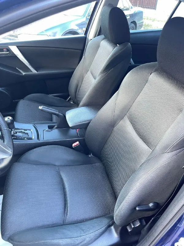 Mazda 3 bl рестайлинг 1.6 at (aisin) продаю свою mazda 3 bl (рестайлинг) с надёжным атмосферным мотором 1.6 и классическим автоматом aisin — без всяких вариаторов и роботов, всё просто, надёжно и проверено временем. ✅ основное: • пробег: 188 000 км родной • цвет: синий, красивый и редкий • кузов ровный, без серьёзных дтп • автомат работает мягко, без пинков и задержек • двигатель шепчет, масло не ест • кондиционер заправлен — дует как надо • подогревы передних сидений • все 4 электростеклоподъёмника • электроскладывание зеркал • мультируль • регулировка руля по высоте и вылету • оригинальные легкосплавные диски • отличная резина • хороший свет — линзованная оптика, светит чётко и ярко салон чистый, аккуратный, ничего не гремит, не скрипит. подвеска крепкая, управляется чётко — настоящая японская школа. 🧾 документы в полном порядке, ограничений и залогов нет. авто полностью готов к эксплуатации — садись и езжай. цена 875₽ донецк +79498303656 - фотография - 8