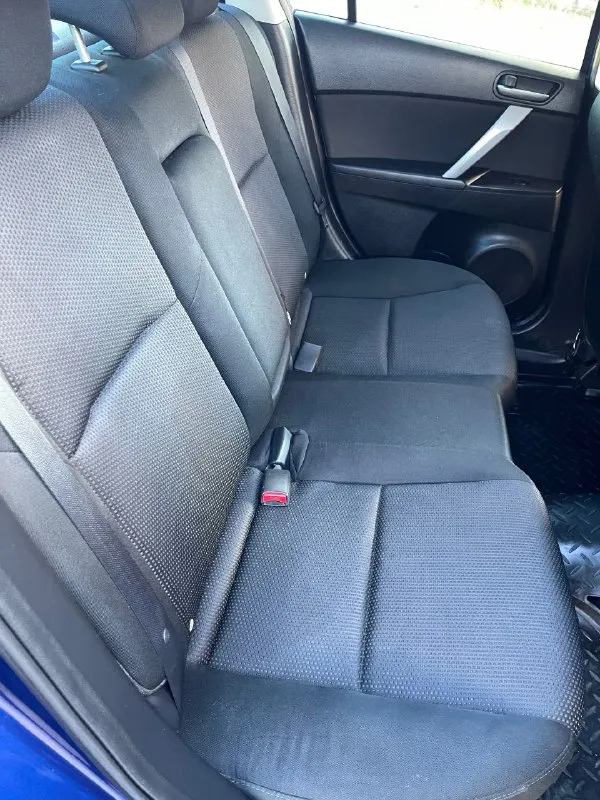 Mazda 3 bl рестайлинг 1.6 at (aisin) продаю свою mazda 3 bl (рестайлинг) с надёжным атмосферным мотором 1.6 и классическим автоматом aisin — без всяких вариаторов и роботов, всё просто, надёжно и проверено временем. ✅ основное: • пробег: 188 000 км родной • цвет: синий, красивый и редкий • кузов ровный, без серьёзных дтп • автомат работает мягко, без пинков и задержек • двигатель шепчет, масло не ест • кондиционер заправлен — дует как надо • подогревы передних сидений • все 4 электростеклоподъёмника • электроскладывание зеркал • мультируль • регулировка руля по высоте и вылету • оригинальные легкосплавные диски • отличная резина • хороший свет — линзованная оптика, светит чётко и ярко салон чистый, аккуратный, ничего не гремит, не скрипит. подвеска крепкая, управляется чётко — настоящая японская школа. 🧾 документы в полном порядке, ограничений и залогов нет. авто полностью готов к эксплуатации — садись и езжай. цена 875₽ донецк +79498303656 - фотография - 9