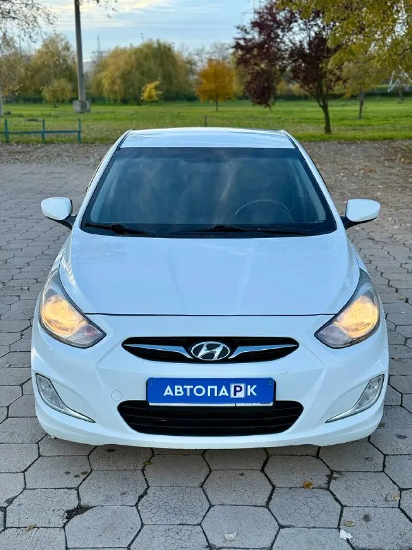 ⚪️ hyundai solaris 💰цена: 700 000р 🏢город: мариуполь 📅год выпуска: 2013 🧾пробег: 220 870 км. ⚙️двигатель: 1.6 ⛽топливо: бензин ⚙️кпп: механика 📞телефон: +7-989-263-55-56 +7-949-727-41-51 +7-949-551-91-52 💾 описание: solaris зарекомендовал себя. .. льный, практичный и надежный автомобиль для тех, кому важны экономичность, надёжность и комфорт. ✅ южная эксплуатация, кузов без коррозии ✅ хорошее состояние как внешне, так и технически ✅ гбо евро-4 с отметкой в птс отличная комплектация: кондиционер ❄️ (работает отлично), электростекла, птф, abs, airbag, гидроусилитель, очень красивые литые диски на хорошей летней резине. улица шевченко 269 ⚠️бесплатно доставим этот или другой автомобиль в донецк, макеевку, бердянск, мелитополь и другие города новых территорий после детального видеообзора со всевозможными диагностиками⚠️ 🏦 возможна продажа в кредит по двум документам. - фотография - 2