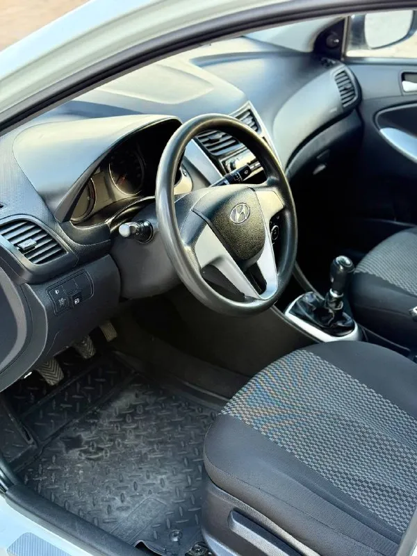 ⚪️ hyundai solaris 💰цена: 700 000р 🏢город: мариуполь 📅год выпуска: 2013 🧾пробег: 220 870 км. ⚙️двигатель: 1.6 ⛽топливо: бензин ⚙️кпп: механика 📞телефон: +7-989-263-55-56 +7-949-727-41-51 +7-949-551-91-52 💾 описание: solaris зарекомендовал себя. .. льный, практичный и надежный автомобиль для тех, кому важны экономичность, надёжность и комфорт. ✅ южная эксплуатация, кузов без коррозии ✅ хорошее состояние как внешне, так и технически ✅ гбо евро-4 с отметкой в птс отличная комплектация: кондиционер ❄️ (работает отлично), электростекла, птф, abs, airbag, гидроусилитель, очень красивые литые диски на хорошей летней резине. улица шевченко 269 ⚠️бесплатно доставим этот или другой автомобиль в донецк, макеевку, бердянск, мелитополь и другие города новых территорий после детального видеообзора со всевозможными диагностиками⚠️ 🏦 возможна продажа в кредит по двум документам. - фотография - 9