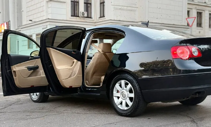Volkswagen passat b6 2.0 tsi полная комплектация!
Passat b6 2006 года машина полностью обслужена и в отличном техническом состоянии — сел и поехал без единого вложения!
2.0 Tsi — мощный, экономичный
Автомат — работает мягко, без рывков
Полная комплектация
Кожаный салон
Подогрев передних сидений
Круиз-контроль
Мультируль
Парктроники спереди и сзади
Электропривод зеркал и сидений
Световой и дождевой датчики
Аудиосистема с bluetooth / aux
Литые диски, хорошая резина
По технике: машина ухожена, все расходники заменены по регламенту. Двигатель тянет ровно, коробка переключает плавно, подвеска без стуков. То пройдено, вложений не требует.
Кузов в отличном состоянии, без коррозии. Салон чистый, не прокуренный. Надёжный, комфортный и динамичный автомобиль — идеален как для города, так и для трассы.
Цена: 815.000(торг) контакт: +79494453530
Осмотр: донецк
📲 Tg: @ku4eryviy001
📞 Звоните: +7(949)4453530 - фотография - 3