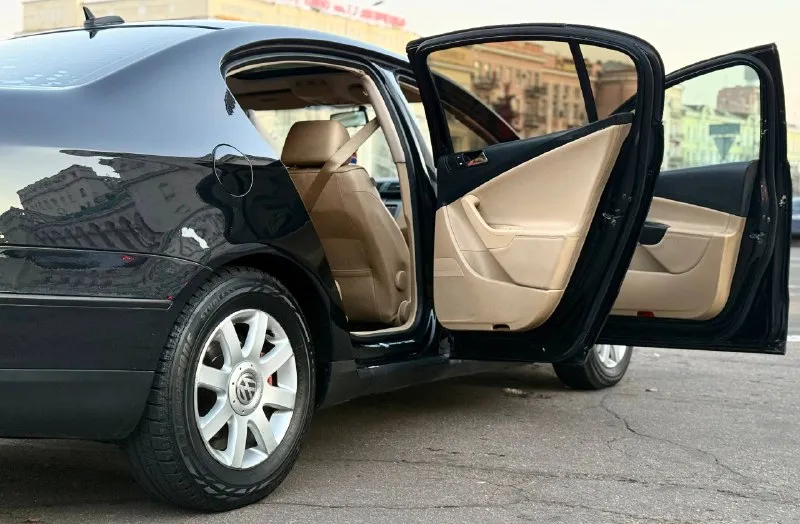 Volkswagen passat b6 2.0 tsi полная комплектация!
Passat b6 2006 года машина полностью обслужена и в отличном техническом состоянии — сел и поехал без единого вложения!
2.0 Tsi — мощный, экономичный
Автомат — работает мягко, без рывков
Полная комплектация
Кожаный салон
Подогрев передних сидений
Круиз-контроль
Мультируль
Парктроники спереди и сзади
Электропривод зеркал и сидений
Световой и дождевой датчики
Аудиосистема с bluetooth / aux
Литые диски, хорошая резина
По технике: машина ухожена, все расходники заменены по регламенту. Двигатель тянет ровно, коробка переключает плавно, подвеска без стуков. То пройдено, вложений не требует.
Кузов в отличном состоянии, без коррозии. Салон чистый, не прокуренный. Надёжный, комфортный и динамичный автомобиль — идеален как для города, так и для трассы.
Цена: 815.000(торг) контакт: +79494453530
Осмотр: донецк
📲 Tg: @ku4eryviy001
📞 Звоните: +7(949)4453530 - фотография - 4