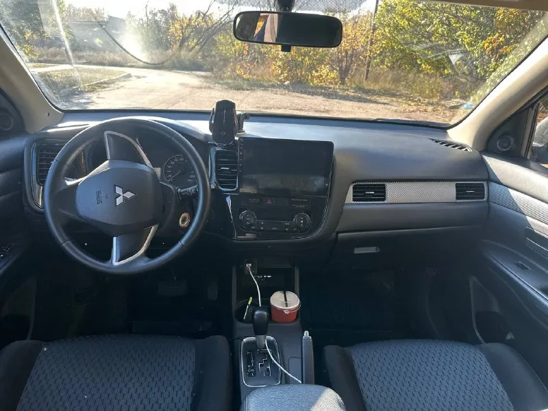 Продам авто mitsubishi outlander мотор 2.0 пробег 173000км коробка акпп цена: 1.260.000₽ год выпуска: 2013 город: донецк автомобиль в отличном состояние, полностью обслужен и не требует никаких вложений, японской сборки. комплектация: установлен монитор, камера заднего вида, климат контроль собственник, оформлена на меня! по всем вопросам звонить по телефону. +7 (949) 3471173 - фотография - 9