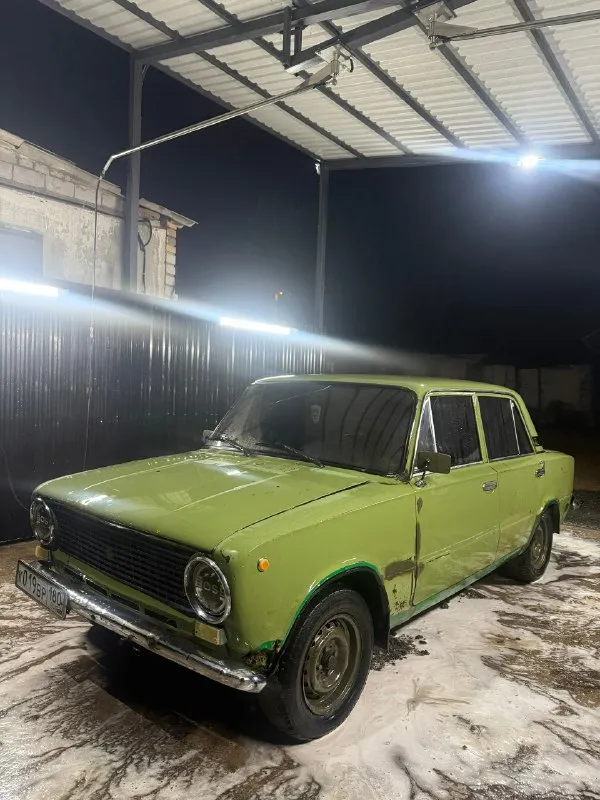 Продам ваз 2101. работает ровно, заводиться с пол оборота, коробка 4х ступка, также работает в штатном режиме. немного воет редуктор из за неправильной регулировки. хорошие тормоза частично переберались, свежие колодки. недавно перебирался карбюратор, свою функцию выполняет идеально. недавно устанавливались новые фары и стопы. сзади стоит зимняя резина. автомобиль каждый день на ходу! продажа в связи с покупкой другого автомобиля. цена 65.000.+79493085404. старобешево 📞 звоните: +7(949)3085404 - фотография - 3