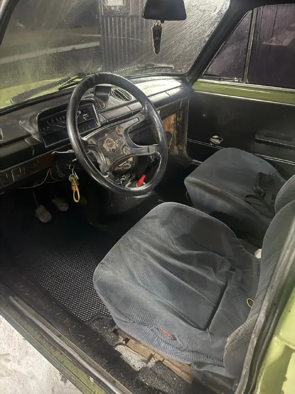 Продам ваз 2101. работает ровно, заводиться с пол оборота, коробка 4х ступка, также работает в штатном режиме. немного воет редуктор из за неправильной регулировки. хорошие тормоза частично переберались, свежие колодки. недавно перебирался карбюратор, свою функцию выполняет идеально. недавно устанавливались новые фары и стопы. сзади стоит зимняя резина. автомобиль каждый день на ходу! продажа в связи с покупкой другого автомобиля. цена 65.000.+79493085404. старобешево 📞 звоните: +7(949)3085404 - фотография - 4