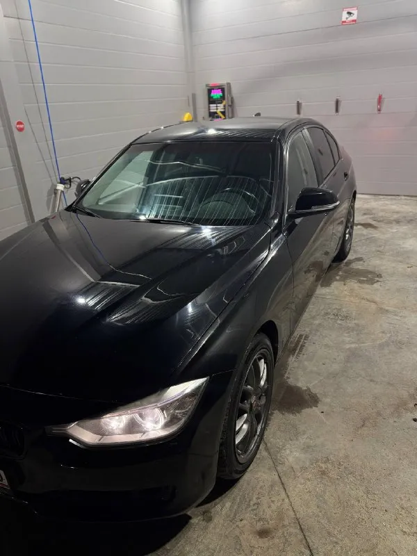 ‼️продам‼️ bmw f30 🔥 🔸год: 2013 🔸пробег: 213.000 км 🔸двигатель: 1.6 twin turbo power 🔸трансмиссия: aisin (8 ступенчатая) 🔸привод: задний 🔸комплектация: климат контроль; подогрев сидений, руля; датчик света, дождя; датчики прокола шин; парктроники; адаптивный ксенон с омывателем фар; aux, usb, bluetooth, car pla; 4 варианта езды (eco pro, comfort, sport, sport+), активная стабилизация, спортивные приборы и многое другое. 👉 автомобиль в прекрасном состоянии, на учёте, я хозяин. но не забывайте, что машине 12 лет, за новой в автосалон. салон в идеальном состоянии. по кузову вся ровная. по технике без нареканий, машина обслуживалась своевременно замена масла и фильтров каждые 5 тысяч (масло motul 5-40, фильтра man). тормоза обслужиные. автомобиль каждый день на ходу, пробег ростет. ❗от машины не избавляюссь, продажа в связи со сменой класса❗ 💰цена 1.799.000 🍋 (хороший торг реальному покупателю) по телефону не торгуюсь😉 звонить в любое время❗ +79493287632 (телеграмм) 📞 звоните: +7(949)3287632 - фотография - 2