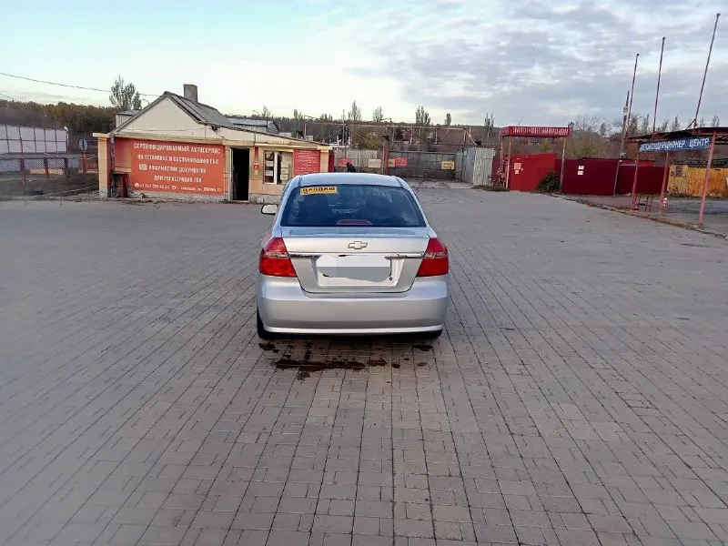 Продам chevrolet aveo 2008 год двигатель 1.6 (16 клапанный) пробег 201 тыс. км топливо бензин /газ ( вписано в тех. паспорт) двигатель после ремонта, грм, помпа, все ролики новые.15 тыс км назад заменена рулевая рейка. была произведена ревизия (замена редуктора, форсунок, фильтров, шланг). кондиционер работает, заправлен. есть второй комплект резины (новая зима, на дисках, шипованая)установлена магнитола с камерой заднего вида. по кузову есть сколы, царапины, полез лак на багажнике, на фото видно. машина полностью обслужена, каждый день на ходу. владею машиной 2 года. по документам все в порядке, переоформление в мрео. цена 500 тыс. рублей г. снежное +79495209715 +79493438943 📞 звоните: +7(949)5209715 - фотография - 2