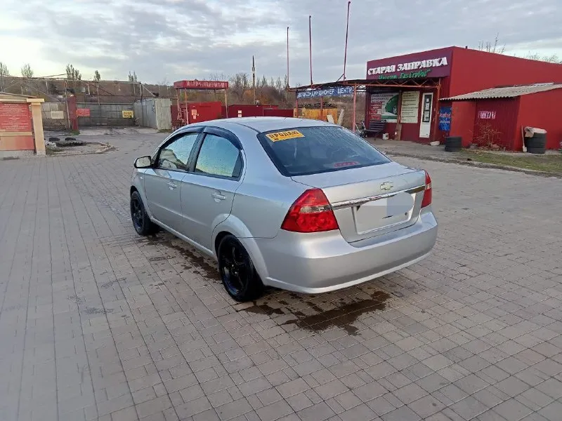 Продам chevrolet aveo 2008 год двигатель 1.6 (16 клапанный) пробег 201 тыс. км топливо бензин /газ ( вписано в тех. паспорт) двигатель после ремонта, грм, помпа, все ролики новые.15 тыс км назад заменена рулевая рейка. была произведена ревизия (замена редуктора, форсунок, фильтров, шланг). кондиционер работает, заправлен. есть второй комплект резины (новая зима, на дисках, шипованая)установлена магнитола с камерой заднего вида. по кузову есть сколы, царапины, полез лак на багажнике, на фото видно. машина полностью обслужена, каждый день на ходу. владею машиной 2 года. по документам все в порядке, переоформление в мрео. цена 500 тыс. рублей г. снежное +79495209715 +79493438943 📞 звоните: +7(949)5209715 - фотография - 3
