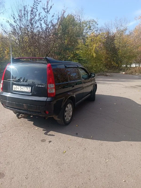 Продам honda hr-v, 2002 г. в. в 2021м пригонялась из эстонии в днр. несмотря на ростовские номера, авто местное. с документами полный порядок (стс, птс, страховка), продажа от собственника (один хозяин). пробег 212 тыс км. двигатель 1.6 (105 л. с.), полный привод, коробка механика 5ст, руль левый машина 5-дверная, не битая, красились только задние арки (это их болячка). не гнилая: пороги и дно целое, но присутствуют рыжики. салон тканевый. по электрике все работает. кондиционер дует, печка жарит. из доп функций: подогрев передних сидений, регулировка и подогрев зеркал, магнитола с нормальным звуком. летняя резина - r16 на оригинальных дисках, зимняя – r15, шипованная на штампах. обе проехали по сезону. цена: 650.000 руб. торг у капота. обмен не интересен. тел. : +79493595186, г. макеевка 📞 звоните: +7(949)3595186 - фотография - 2