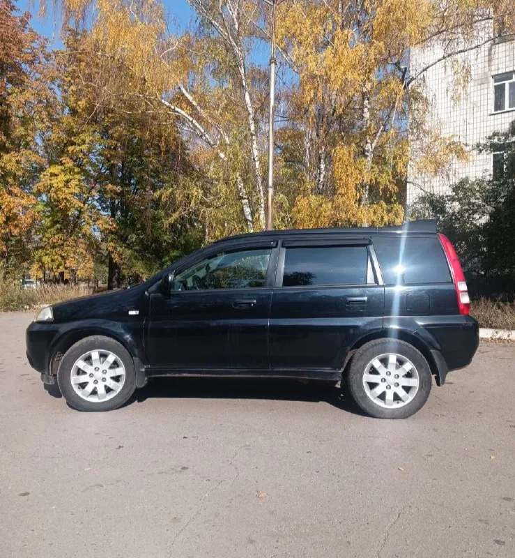 Продам honda hr-v, 2002 г. в. в 2021м пригонялась из эстонии в днр. несмотря на ростовские номера, авто местное. с документами полный порядок (стс, птс, страховка), продажа от собственника (один хозяин). пробег 212 тыс км. двигатель 1.6 (105 л. с.), полный привод, коробка механика 5ст, руль левый машина 5-дверная, не битая, красились только задние арки (это их болячка). не гнилая: пороги и дно целое, но присутствуют рыжики. салон тканевый. по электрике все работает. кондиционер дует, печка жарит. из доп функций: подогрев передних сидений, регулировка и подогрев зеркал, магнитола с нормальным звуком. летняя резина - r16 на оригинальных дисках, зимняя – r15, шипованная на штампах. обе проехали по сезону. цена: 650.000 руб. торг у капота. обмен не интересен. тел. : +79493595186, г. макеевка 📞 звоните: +7(949)3595186 - фотография - 3