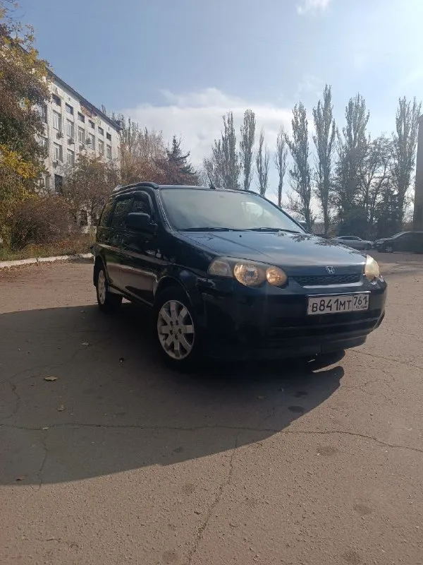 Продам honda hr-v, 2002 г. в. в 2021м пригонялась из эстонии в днр. несмотря на ростовские номера, авто местное. с документами полный порядок (стс, птс, страховка), продажа от собственника (один хозяин). пробег 212 тыс км. двигатель 1.6 (105 л. с.), полный привод, коробка механика 5ст, руль левый машина 5-дверная, не битая, красились только задние арки (это их болячка). не гнилая: пороги и дно целое, но присутствуют рыжики. салон тканевый. по электрике все работает. кондиционер дует, печка жарит. из доп функций: подогрев передних сидений, регулировка и подогрев зеркал, магнитола с нормальным звуком. летняя резина - r16 на оригинальных дисках, зимняя – r15, шипованная на штампах. обе проехали по сезону. цена: 650.000 руб. торг у капота. обмен не интересен. тел. : +79493595186, г. макеевка 📞 звоните: +7(949)3595186 - фотография - 6