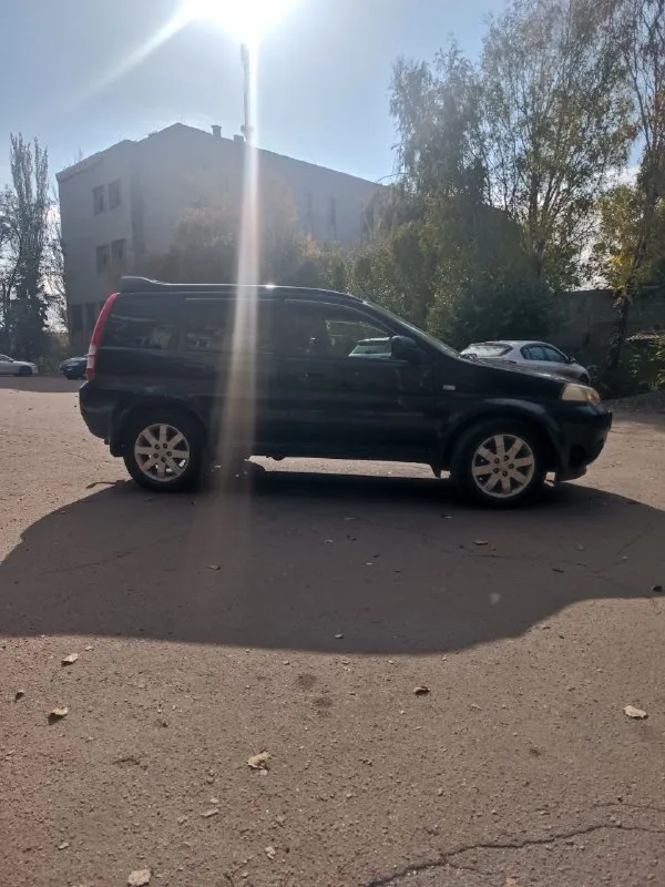 Продам honda hr-v, 2002 г. в. в 2021м пригонялась из эстонии в днр. несмотря на ростовские номера, авто местное. с документами полный порядок (стс, птс, страховка), продажа от собственника (один хозяин). пробег 212 тыс км. двигатель 1.6 (105 л. с.), полный привод, коробка механика 5ст, руль левый машина 5-дверная, не битая, красились только задние арки (это их болячка). не гнилая: пороги и дно целое, но присутствуют рыжики. салон тканевый. по электрике все работает. кондиционер дует, печка жарит. из доп функций: подогрев передних сидений, регулировка и подогрев зеркал, магнитола с нормальным звуком. летняя резина - r16 на оригинальных дисках, зимняя – r15, шипованная на штампах. обе проехали по сезону. цена: 650.000 руб. торг у капота. обмен не интересен. тел. : +79493595186, г. макеевка 📞 звоните: +7(949)3595186 - фотография - 9