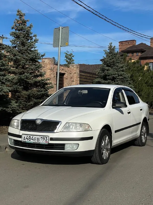 Skoda octavia 1.6 fsi 2007 механика цена: 650 тысяч рублей (торг) номер: +79494771813 продается шкода октавия а5 1.6 fsi на механической коробке передач. хозяйская, была все время в одной семье, фактически один владелец. ездила исключительно по краснодару, поэтому днище с порогоми сохранились максимально хорошо. состояние близко к идеалу, имеются жизненные скольчики и небольшая вмятина на капоте, но это мелочи на фоне общего состояния авто. родной окрас, машина без дтп. по технической части вопросов нет, все работает и едет как надо. двигатель не шумит, не троит, тянет машину хорошо. все передачи работают. печка жарит, кондиционер холодит. по электрике вопросов так же нет, все работает, музыка играет хорошо. была замена обшивки потолка, старая провисла, частая проблема старых вагов. поставил кожаный руль заместо пластикового, сделал хим чистку сидений, салон выглядит отлично, очень чистый и аккуратный. резина летняя перели 23 года на прикольных 15-ых дисках. - фотография - 2