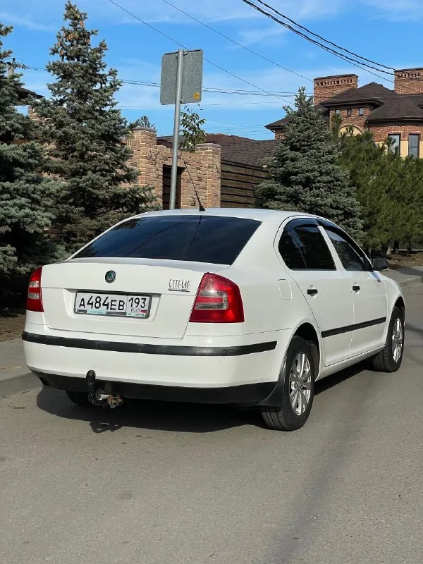 Skoda octavia 1.6 fsi 2007 механика цена: 650 тысяч рублей (торг) номер: +79494771813 продается шкода октавия а5 1.6 fsi на механической коробке передач. хозяйская, была все время в одной семье, фактически один владелец. ездила исключительно по краснодару, поэтому днище с порогоми сохранились максимально хорошо. состояние близко к идеалу, имеются жизненные скольчики и небольшая вмятина на капоте, но это мелочи на фоне общего состояния авто. родной окрас, машина без дтп. по технической части вопросов нет, все работает и едет как надо. двигатель не шумит, не троит, тянет машину хорошо. все передачи работают. печка жарит, кондиционер холодит. по электрике вопросов так же нет, все работает, музыка играет хорошо. была замена обшивки потолка, старая провисла, частая проблема старых вагов. поставил кожаный руль заместо пластикового, сделал хим чистку сидений, салон выглядит отлично, очень чистый и аккуратный. резина летняя перели 23 года на прикольных 15-ых дисках. - фотография - 4