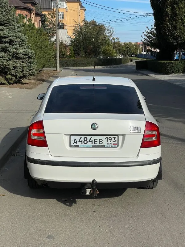Skoda octavia 1.6 fsi 2007 механика цена: 650 тысяч рублей (торг) номер: +79494771813 продается шкода октавия а5 1.6 fsi на механической коробке передач. хозяйская, была все время в одной семье, фактически один владелец. ездила исключительно по краснодару, поэтому днище с порогоми сохранились максимально хорошо. состояние близко к идеалу, имеются жизненные скольчики и небольшая вмятина на капоте, но это мелочи на фоне общего состояния авто. родной окрас, машина без дтп. по технической части вопросов нет, все работает и едет как надо. двигатель не шумит, не троит, тянет машину хорошо. все передачи работают. печка жарит, кондиционер холодит. по электрике вопросов так же нет, все работает, музыка играет хорошо. была замена обшивки потолка, старая провисла, частая проблема старых вагов. поставил кожаный руль заместо пластикового, сделал хим чистку сидений, салон выглядит отлично, очень чистый и аккуратный. резина летняя перели 23 года на прикольных 15-ых дисках. - фотография - 6