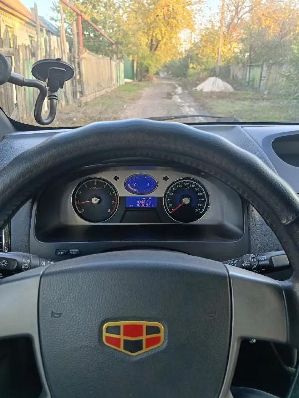 Продам geely emgrand ec7rv, мотор 1.8, 2012года, машина в идеальном состоянии: кондиционер, усилитель руля, 4 стеклоподъёмника, 6 подушек безопасности 2 комплекта колес с дисками, новые тормозные колдки, новые передние блины, масло и фильтра поменяны, все в рабочем состоянии. коробка работает хорошо, масло поменяно на 90 т. я собственник. цена 550.000 +торг у капота +79494826514, г. горловка. - фотография - 5