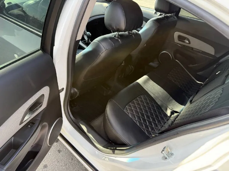 Chevrolet cruze, 2012 г. двигатель 1.8 л, бензин, механическая коробка передач. всего 2 владельца за всю историю! подтвержденный оригинальный пробег — 196 000 км. состояние отличное: все стекла заводские, включая лобовое. установлена качественная акустика, магнитола на android, 3 ключа в комплекте. автомобиль полностью исправен, готов к эксплуатации без дополнительных вложений — садись и заводи! цена: 650 000 руб. город: донецк телефон: +7 949 371-08-26 📞 звоните: +7(949)3710826 - фотография - 10
