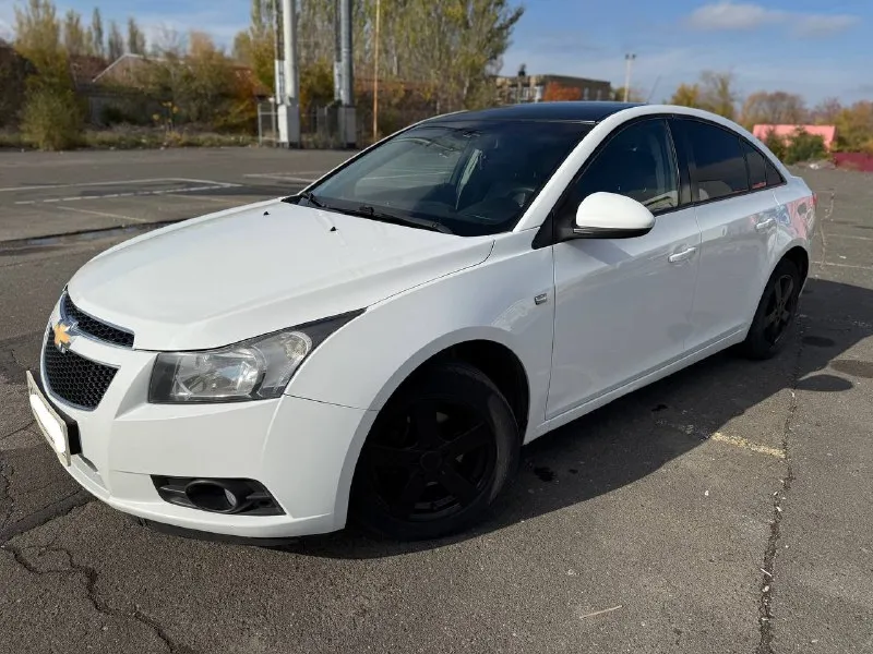 Chevrolet cruze, 2012 г. двигатель 1.8 л, бензин, механическая коробка передач. всего 2 владельца за всю историю! подтвержденный оригинальный пробег — 196 000 км. состояние отличное: все стекла заводские, включая лобовое. установлена качественная акустика, магнитола на android, 3 ключа в комплекте. автомобиль полностью исправен, готов к эксплуатации без дополнительных вложений — садись и заводи! цена: 650 000 руб. город: донецк телефон: +7 949 371-08-26 📞 звоните: +7(949)3710826 - фотография - 4