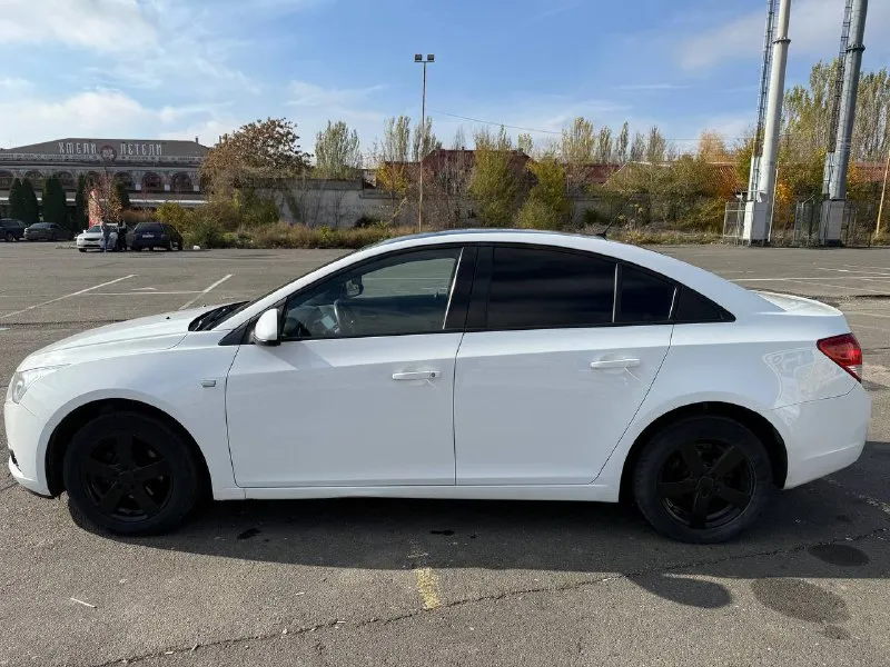 Chevrolet cruze, 2012 г. двигатель 1.8 л, бензин, механическая коробка передач. всего 2 владельца за всю историю! подтвержденный оригинальный пробег — 196 000 км. состояние отличное: все стекла заводские, включая лобовое. установлена качественная акустика, магнитола на android, 3 ключа в комплекте. автомобиль полностью исправен, готов к эксплуатации без дополнительных вложений — садись и заводи! цена: 650 000 руб. город: донецк телефон: +7 949 371-08-26 📞 звоните: +7(949)3710826 - фотография - 5