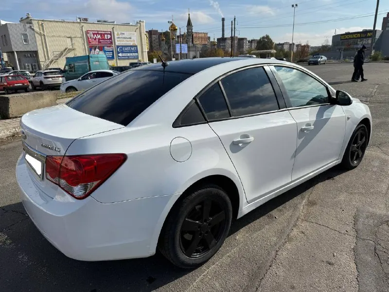 Chevrolet cruze, 2012 г. двигатель 1.8 л, бензин, механическая коробка передач. всего 2 владельца за всю историю! подтвержденный оригинальный пробег — 196 000 км. состояние отличное: все стекла заводские, включая лобовое. установлена качественная акустика, магнитола на android, 3 ключа в комплекте. автомобиль полностью исправен, готов к эксплуатации без дополнительных вложений — садись и заводи! цена: 650 000 руб. город: донецк телефон: +7 949 371-08-26 📞 звоните: +7(949)3710826 - фотография - 7