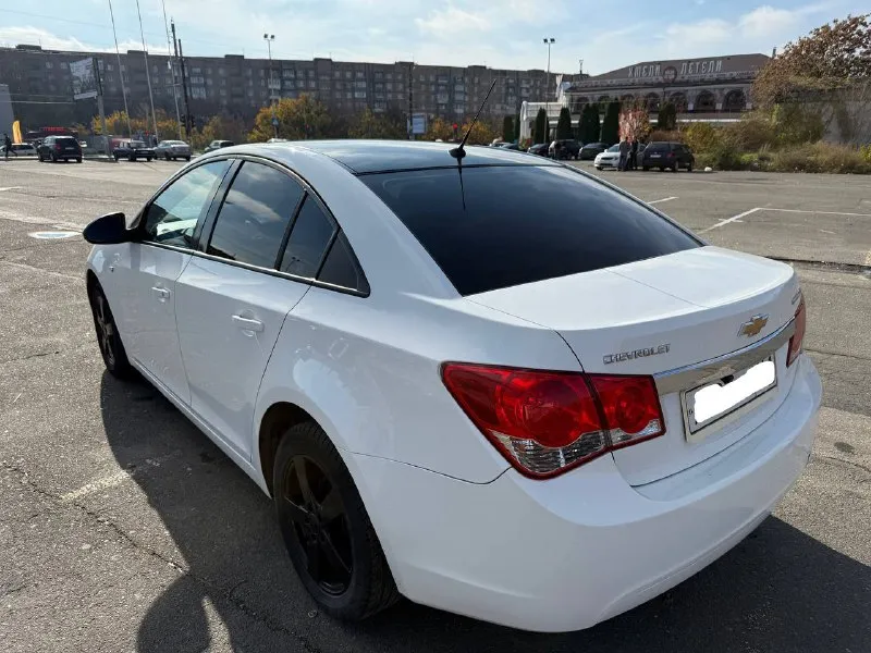 Chevrolet cruze, 2012 г. двигатель 1.8 л, бензин, механическая коробка передач. всего 2 владельца за всю историю! подтвержденный оригинальный пробег — 196 000 км. состояние отличное: все стекла заводские, включая лобовое. установлена качественная акустика, магнитола на android, 3 ключа в комплекте. автомобиль полностью исправен, готов к эксплуатации без дополнительных вложений — садись и заводи! цена: 650 000 руб. город: донецк телефон: +7 949 371-08-26 📞 звоните: +7(949)3710826 - фотография - 8
