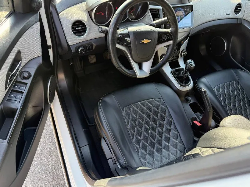 Chevrolet cruze, 2012 г. двигатель 1.8 л, бензин, механическая коробка передач. всего 2 владельца за всю историю! подтвержденный оригинальный пробег — 196 000 км. состояние отличное: все стекла заводские, включая лобовое. установлена качественная акустика, магнитола на android, 3 ключа в комплекте. автомобиль полностью исправен, готов к эксплуатации без дополнительных вложений — садись и заводи! цена: 650 000 руб. город: донецк телефон: +7 949 371-08-26 📞 звоните: +7(949)3710826 - фотография - 9