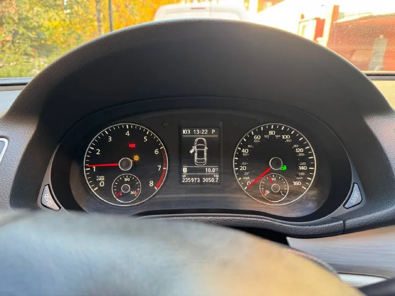 Продаю volkswagen passat b7, конец 2012 года. комплектация se. 2.5 атмосферный. пробег 236 тысяч километров. замена масла в двигателе произведена 3 тысячи км назад, замена масла в коробке произведена 2500 тысячи км назад. за время владения пробег составил 19 тысяч км. установлены линзы в 062 detail. комплект зимней, летней резины. цена 1.270.000 рублей. торг. осмотр г. донецк +7949-412-63-03 📲 tg: @grendwey 📞 звоните: +7(949)4126303 - фотография - 4