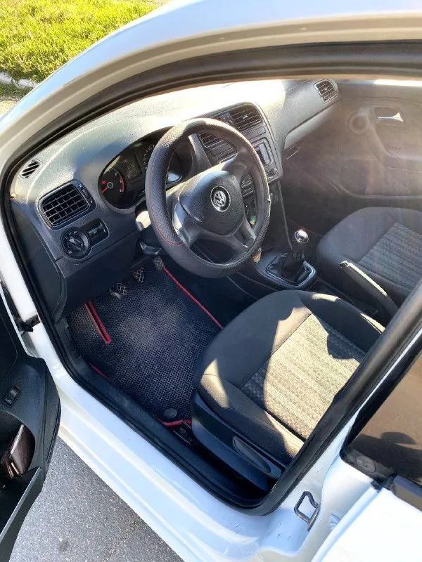 Volkswagen polo 2017 год, 1.6 бенз/газ евро4. по кузову нормальная, крашеные детали конечно есть. заводится и едет, не дымит и не троит. сигнализация, стеклоподъёмники, гур, кондиционер, и прочее. два ключа. второй комплект резины зима. документы в порядке 620.000 руб мариуполь +79498720733 📲 tg: рома 📞 звоните: +7(949)8720733 - фотография - 2