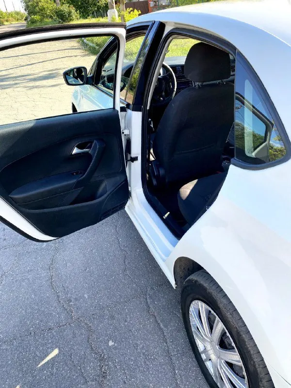 Volkswagen polo 2017 год, 1.6 бенз/газ евро4. по кузову нормальная, крашеные детали конечно есть. заводится и едет, не дымит и не троит. сигнализация, стеклоподъёмники, гур, кондиционер, и прочее. два ключа. второй комплект резины зима. документы в порядке 620.000 руб мариуполь +79498720733 📲 tg: рома 📞 звоните: +7(949)8720733 - фотография - 3