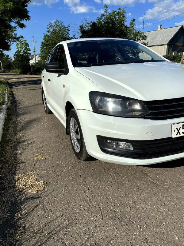 Volkswagen polo 2017 год, 1.6 бенз/газ евро4. по кузову нормальная, крашеные детали конечно есть. заводится и едет, не дымит и не троит. сигнализация, стеклоподъёмники, гур, кондиционер, и прочее. два ключа. второй комплект резины зима. документы в порядке 620.000 руб мариуполь +79498720733 📲 tg: рома 📞 звоните: +7(949)8720733 - фотография - 5